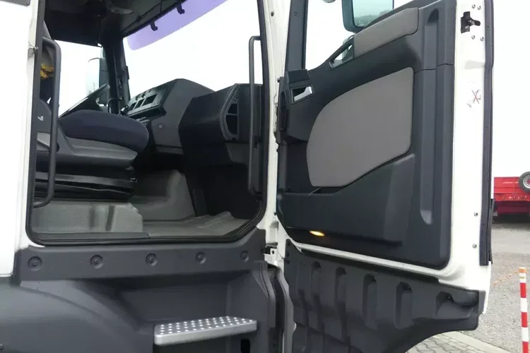 MAN TGA 26.400 6x2 / CHŁODNIA / / KABINA SYPIALNA / zdjęcie 24