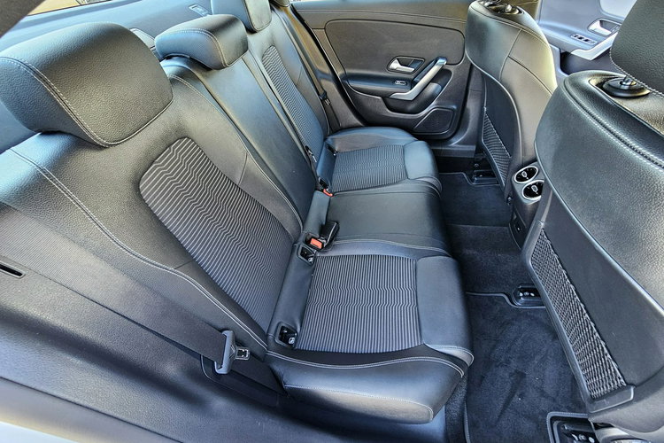 Mercedes CLA 180 Skóra, nawigacja, refkektory led, kamera, grzane fotele, serwis, zdjęcie 40