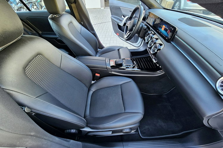 Mercedes CLA 180 Skóra, nawigacja, refkektory led, kamera, grzane fotele, serwis, zdjęcie 42