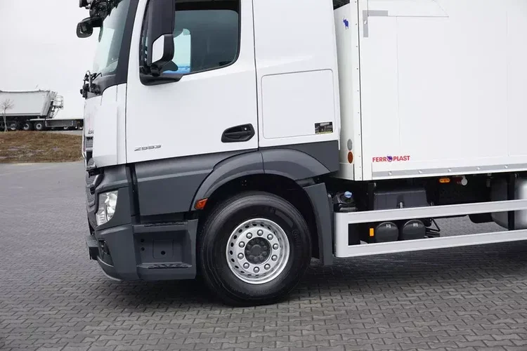 Mercedes ACTROS / 2553 / EURO 6 / CHŁODNIA + WINDA / 23 PALETY / OŚ SKRĘTNA zdjęcie 18