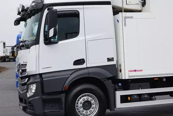Mercedes ACTROS / 2553 / EURO 6 / CHŁODNIA + WINDA / 23 PALETY / OŚ SKRĘTNA zdjęcie 24