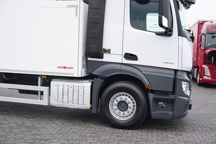 Mercedes ACTROS / 2553 / EURO 6 / CHŁODNIA + WINDA / 23 PALETY / OŚ SKRĘTNA zdjęcie 33