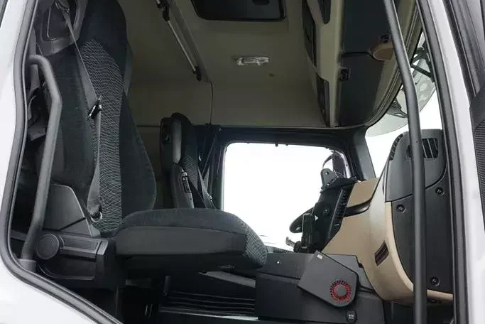Mercedes ACTROS / 2553 / EURO 6 / CHŁODNIA + WINDA / 23 PALETY / OŚ SKRĘTNA zdjęcie 8