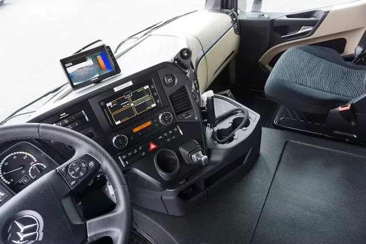 Mercedes ACTROS / 2553 / EURO 6 / CHŁODNIA + WINDA / 23 PALETY / OŚ SKRĘTNA zdjęcie 9