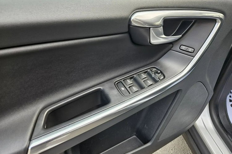 Volvo XC 60 Pełna Historia Serwisowa Ładne i Zadbane Rok GWARANCJI zdjęcie 21