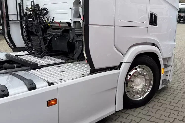 580S scania z Niemiec v8 mega low deck idealny stan 2021 pełna opcja bez egr zdjęcie 18