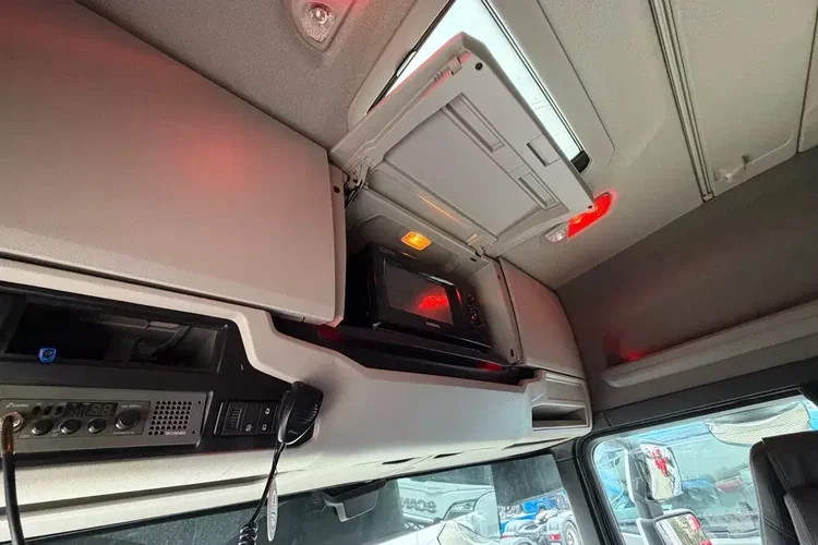 580S scania z Niemiec v8 mega low deck idealny stan 2021 pełna opcja bez egr zdjęcie 32