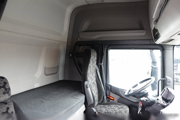 Scania R 450 /  RETARDER / PEŁNY ADR /  KLIMA POSTOJOWA / ALUFELGI /  zdjęcie 32