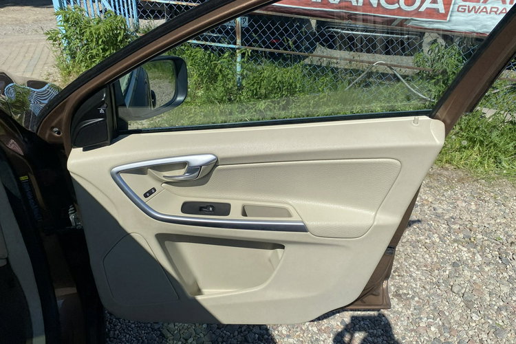Volvo XC 60 2.4d5 automat AWD max wersja full serwis 205 koni 1.r.gwarancji zamian zdjęcie 32