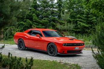 Dodge Challenger R/T / 5.7 V8 HEMI 375KM / Alpine / GO MANGO / Import USA / FV