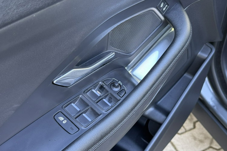 Jaguar E-Pace R-Dynamic S P200 AWD zdjęcie 24