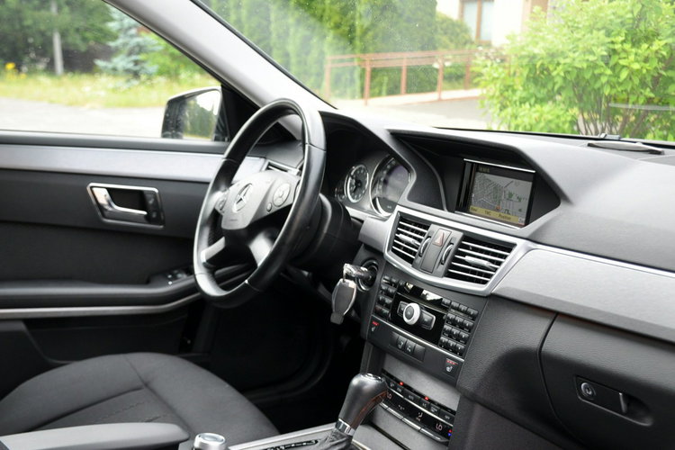 Mercedes E 200 1.8K(184KM) Avantgarde Navi El.Fotele Klimatronik Welur Szyber Alu19" zdjęcie 18