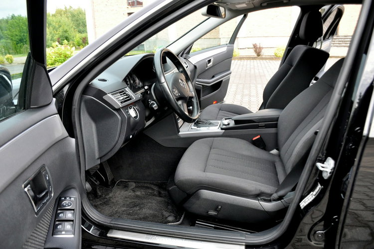 Mercedes E 200 1.8K(184KM) Avantgarde Navi El.Fotele Klimatronik Welur Szyber Alu19" zdjęcie 22