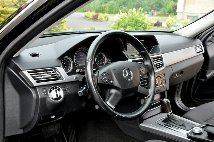 Mercedes E 200 1.8K(184KM) Avantgarde Navi El.Fotele Klimatronik Welur Szyber Alu19" zdjęcie 23