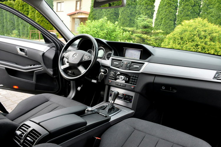Mercedes E 200 1.8K(184KM) Avantgarde Navi El.Fotele Klimatronik Welur Szyber Alu19" zdjęcie 25
