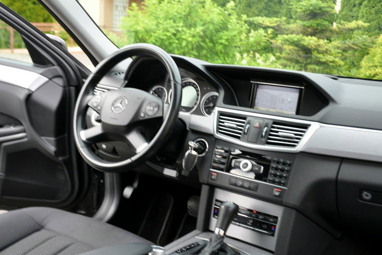 Mercedes E 200 1.8K(184KM) Avantgarde Navi El.Fotele Klimatronik Welur Szyber Alu19" zdjęcie 26