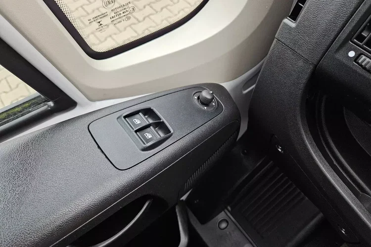 Citroen Jumper Kontener 8 ePAL 89900zł NETTO 2.2HDi/140KM zdjęcie 18