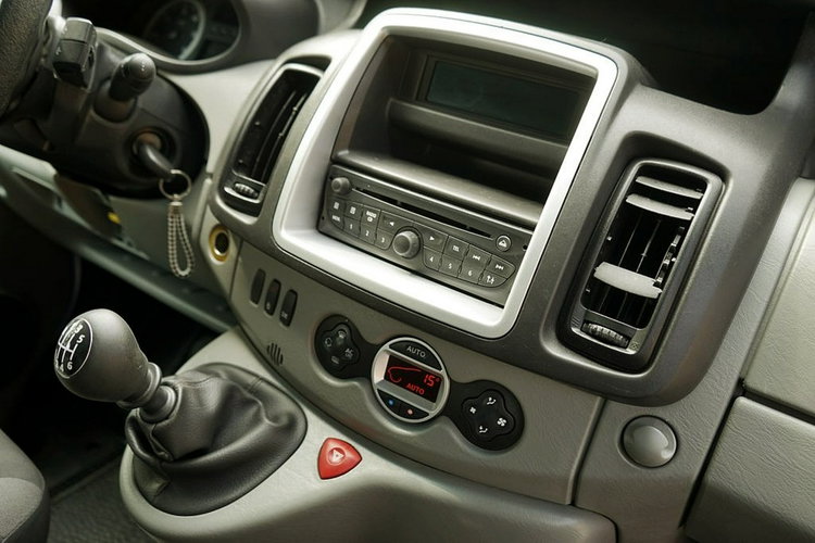 Renault Trafic 2.0DCI Klimna, 9 osób, 2013r. zdjęcie 21