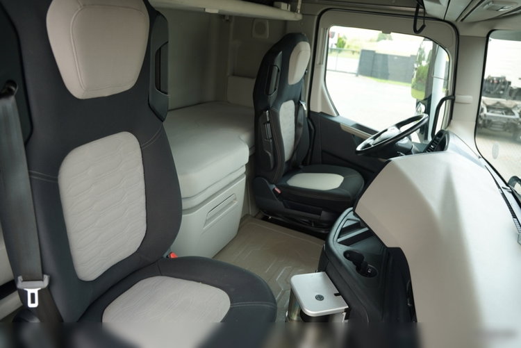 Ford F-MAX 500 / MEGA /  LOW DECK / KLIMA POSTOJOWA / BOGATE WYPOSAŻENIE / EURO 6  zdjęcie 37