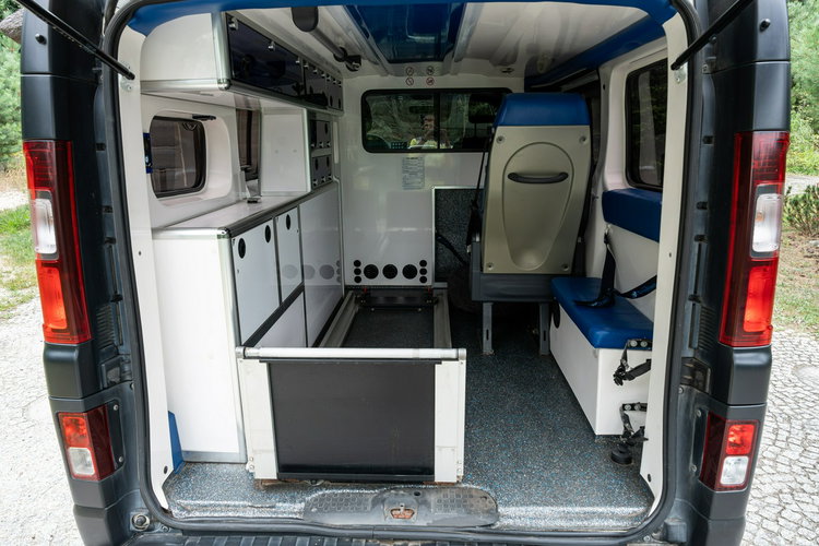 Renault Trafic Les Dauphins / Karetka / Pojazd Sanitarny / Nowy Silnik / Po Serwisie zdjęcie 41