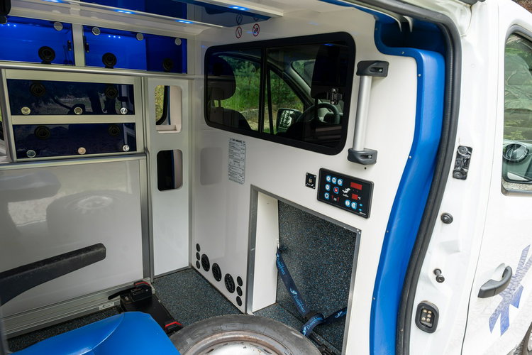 Renault Trafic Les Dauphins / Karetka / Pojazd Sanitarny / Nowy Silnik / Po Serwisie zdjęcie 45