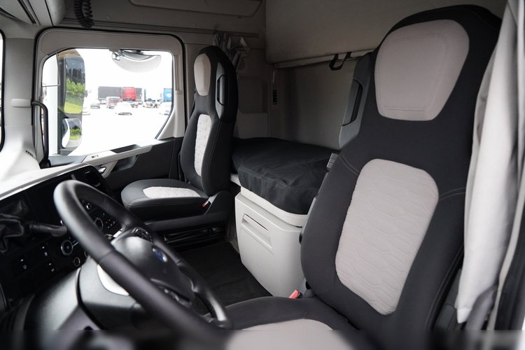 Ford F-MAX 500 / KLIMA POSTOJOWA / BOGATE WYPOSAŻENIE / EURO 6 zdjęcie 21
