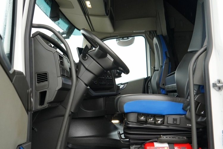 Volvo FH 500 / XXL / RETARDER / CAŁY NA PODUSZKACH / KLIMA POSTOJOWA / BOGATE WYPOSAŻENIE / PO ZŁOTYM KONTRAKCIE SERWISOWYM / zdjęcie 23