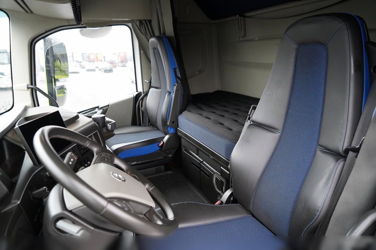 Volvo FH 500 / XXL / RETARDER / CAŁY NA PODUSZKACH / KLIMA POSTOJOWA / BOGATE WYPOSAŻENIE / PO ZŁOTYM KONTRAKCIE SERWISOWYM / zdjęcie 24