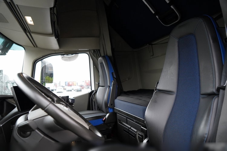 Volvo FH 500 / XXL / RETARDER / CAŁY NA PODUSZKACH / KLIMA POSTOJOWA / BOGATE WYPOSAŻENIE / PO ZŁOTYM KONTRAKCIE SERWISOWYM / zdjęcie 25