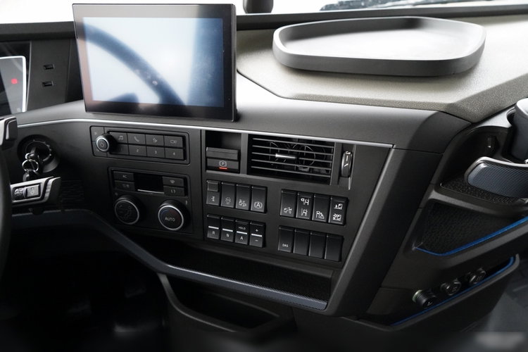 Volvo FH 500 / XXL / RETARDER / CAŁY NA PODUSZKACH / KLIMA POSTOJOWA / BOGATE WYPOSAŻENIE / PO ZŁOTYM KONTRAKCIE SERWISOWYM / zdjęcie 29