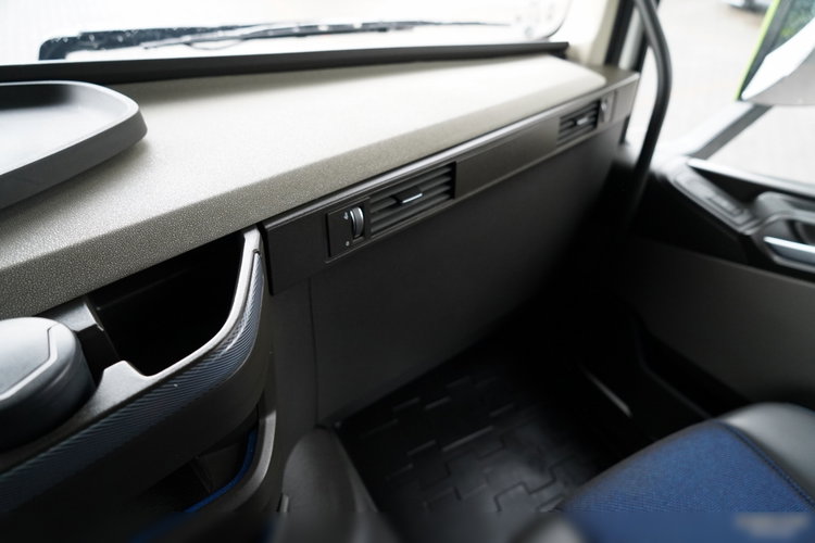 Volvo FH 500 / XXL / RETARDER / CAŁY NA PODUSZKACH / KLIMA POSTOJOWA / BOGATE WYPOSAŻENIE / PO ZŁOTYM KONTRAKCIE SERWISOWYM / zdjęcie 32
