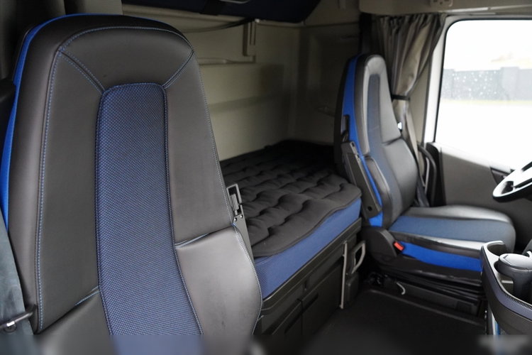 Volvo FH 500 / XXL / RETARDER / CAŁY NA PODUSZKACH / KLIMA POSTOJOWA / BOGATE WYPOSAŻENIE / PO ZŁOTYM KONTRAKCIE SERWISOWYM / zdjęcie 36