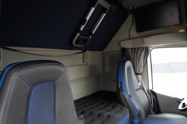 Volvo FH 500 / XXL / RETARDER / CAŁY NA PODUSZKACH / KLIMA POSTOJOWA / BOGATE WYPOSAŻENIE / PO ZŁOTYM KONTRAKCIE SERWISOWYM / zdjęcie 37