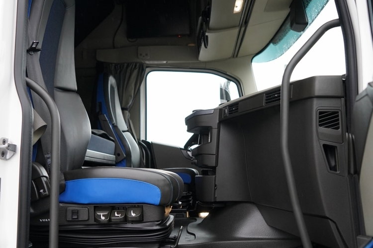 Volvo FH 500 / XXL / RETARDER / CAŁY NA PODUSZKACH / KLIMA POSTOJOWA / BOGATE WYPOSAŻENIE / PO ZŁOTYM KONTRAKCIE SERWISOWYM / zdjęcie 38