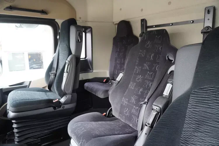Mercedes Actros 2540 6x2 / 40 tys. km / Kabina 5 siedzeń / BDF / 6 sztuk_250115 zdjęcie 3