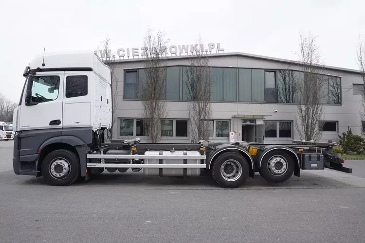 Mercedes Actros 2540 6x2 / 40 tys. km / Kabina 5 siedzeń / BDF / 6 sztuk_250115 zdjęcie 5