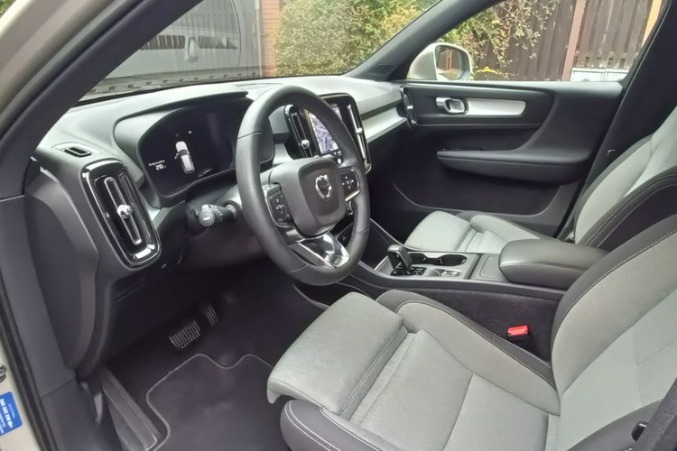 XC 40 VOLVOXC40 B3 2.0 Core aut, salon Polska , bezwyp, F-ra VAT-23, st.bdb zdjęcie 13